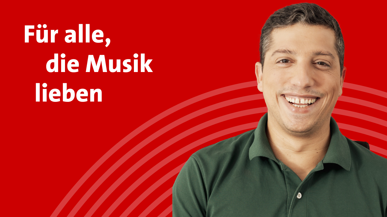 Ein lächelnder Mann in grünem Hemd vor rotem Hintergrund mit Schriftzug 