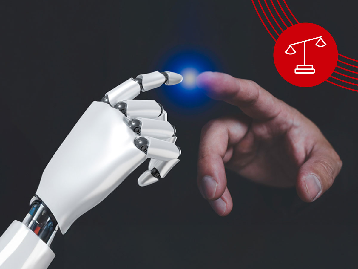 Eine Roboterhand und eine menschliche Hand berühren sich mit einem blauen Licht dazwischen.