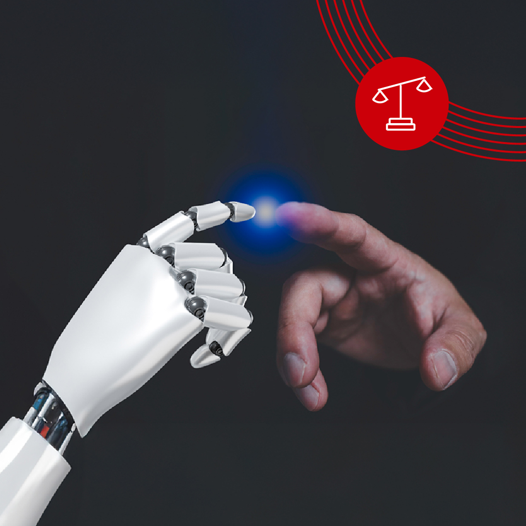 Eine Roboterhand und eine menschliche Hand berühren sich mit einem blauen Lichtpunkt dazwischen. Oben rechts eine rote Waage.