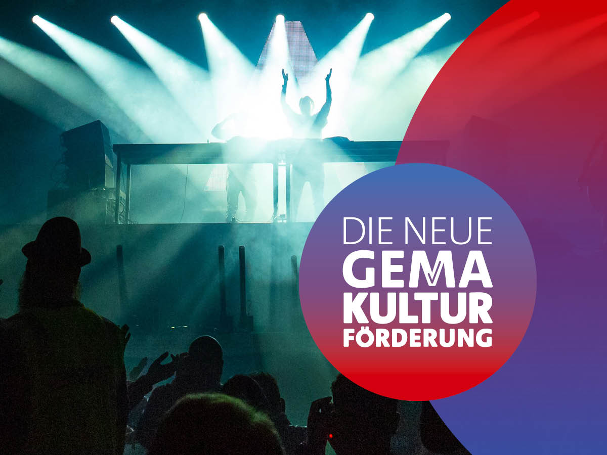 Personen bei Musikschaffenden Tätigkeiten auf der Bühne