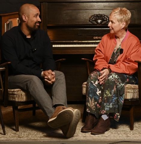 Mann und Frau sprechen in gemütlichem Wohnzimmer