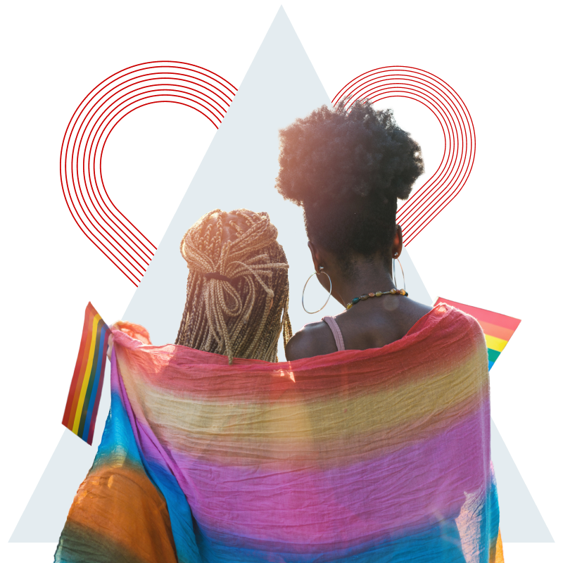 Zwei Personen von hinten mit Regenbogenflagge um die Schultern vor hellgrauem Hintergrund mit roten Linienherzen