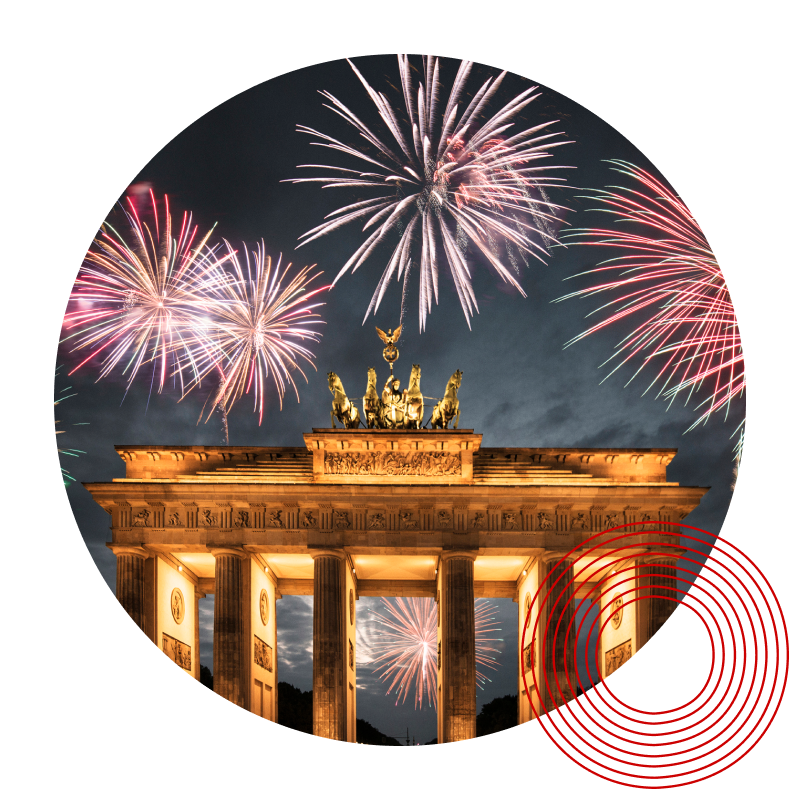 Feuerwerk über dem Brandenburger Tor bei Nacht.