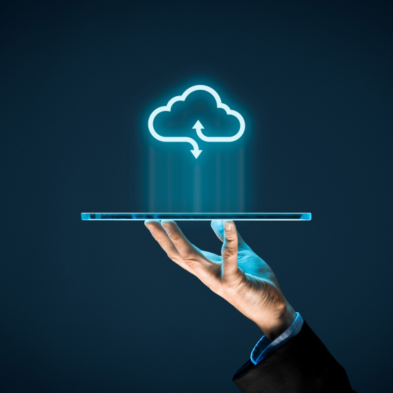 Eine Hand hält ein schwebendes Tablet mit einem leuchtenden Cloud-Symbol darüber.