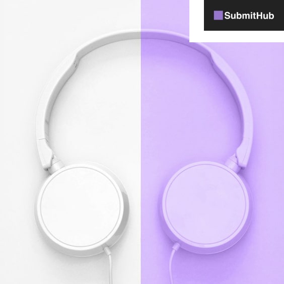 Weiße Kopfhörer aufgeteilt in graue und lila Hälften, oben rechts das SubmitHub-Logo.