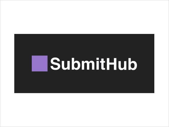 Ein lila Quadrat und der weiße Text 'SubmitHub' auf schwarzem Hintergrund.